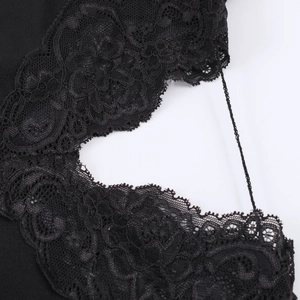 Nahaufnahme der schwarzen Spitzenelemente und des Schultergurts an einem Cut-out-Kleid