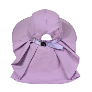Vista dettagliata posteriore di un cappello da sole viola con patta coprinuca lunga
