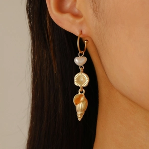 Orecchini a goccia dorati con perle e conchiglie marine in stile oceano per donna