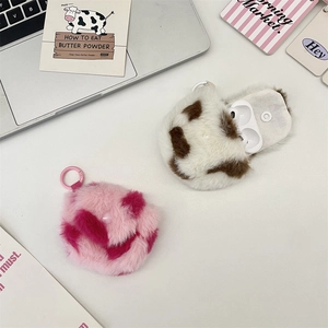 Nahaufnahme der Plüsch-Kopfhörertasche mit Kuhmuster und rosa Punkten in Herzform