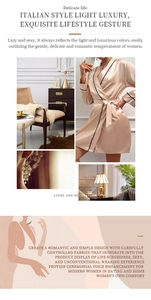 Détail d'un peignoir en satin champagne avec bordure noire et boucles d'oreilles