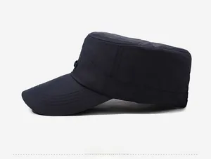 Seitenansicht einer dunkelblauen Herren-Flat-Top-Mütze mit verstärktem Schirm und Stoff