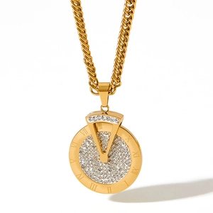 Collier en acier doré avec pendentif horloge, chiffres romains et cristaux brillants