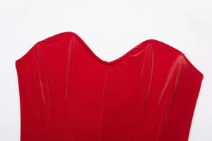 Detail des roten Samt-Bandeau-Tops mit Korsett-Stäben und Textur des Premium-Stoffs