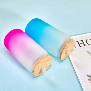 Detailansicht von 12oz mattierten Sublimationsgläsern mit rosa-blauem Farbverlauf und Bambusdeckel