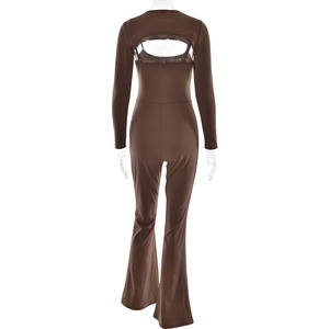 Détail d'une combinaison marron à manches longues avec dos nu et coupe jambe évasée