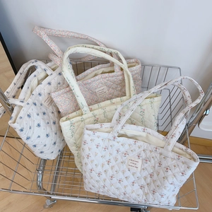 Sacs fourre-tout matelassés à fleurs en quatre motifs dans un chariot pour femme