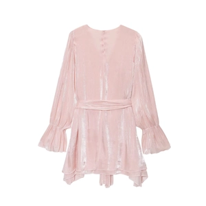 Détail de la robe rose satinée avec texture métallique brillante et taille nouée