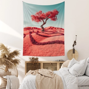 Détail d'une tapisserie d'arbre rouge surréaliste dans une chambre baignée de lumière