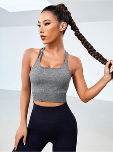Détail de la brassière de yoga grise côtelée avec doubles bretelles et tissu respirant