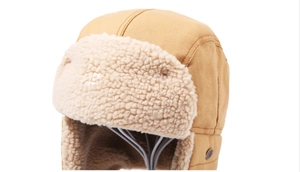 Dettaglio del cappello aviatore color cammello con fodera in pelliccia sintetica