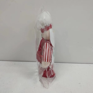 Detailansicht einer Weihnachts-Kochpuppe mit roten Streifen und weißem Hut verpackt