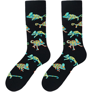Gros plan de chaussettes noires avec motif caméléon coloré sur un fond blanc pur