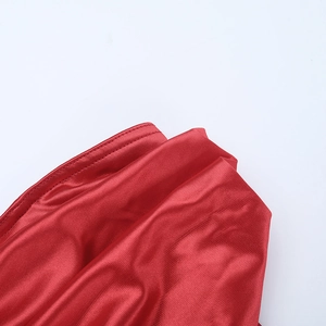 Vue macro détaillée de la texture du tissu en satin rouge vif sur une robe de soirée