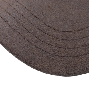 Gros plan des coutures à quatre rangées sur la visière d'une casquette en daim marron