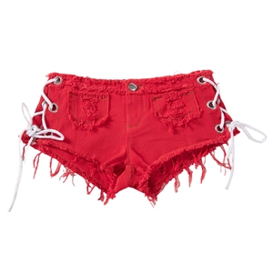 Dettaglio degli shorts di jeans rossi con allacciatura laterale bianca e occhielli