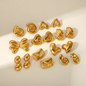 Orecchini a perno dorati in acciaio inossidabile con design a cuore e conchiglia a spirale