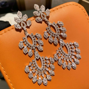 Boucles d'oreilles pendantes fleurs argentées avec zircons marquise étincelants