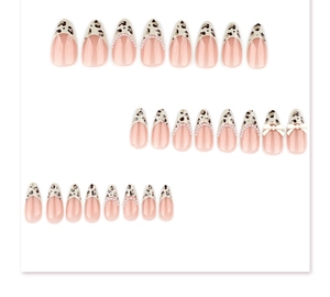 Détails d'ongles french léopard avec petites perles et nœuds papillon 3D blancs