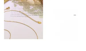 Detail der verstellbaren Goldkette mit Karabinerverschluss und S925-Metallanhänger