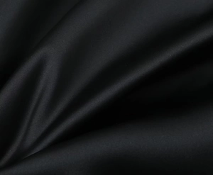 Detailaufnahme von glattem schwarzem Seidenstoff mit eleganten Falten und luxuriösem Glanz