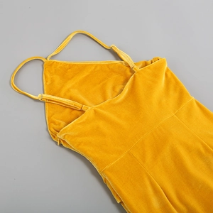 Détail à plat du tissu en velours jaune vif avec bretelle spaghetti réglable fine