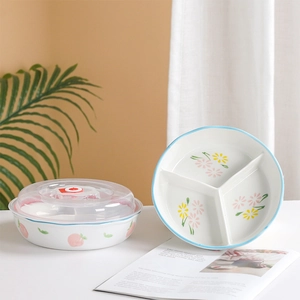 Détail du bol en céramique avec motif pêche et assiette à fleurs pour micro-ondes