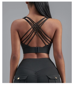 Détail de la brassière de sport à bretelles croisées et legging taille haute froncé