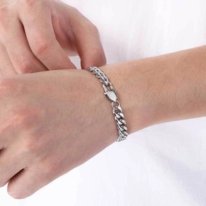 Bracelet gourmette cubaine en acier inoxydable argenté poli porté au poignet délicat