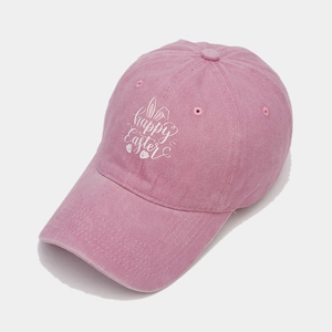 Détail d'une casquette rose en coton délavé avec imprimé Happy Easter et oreilles de lapin