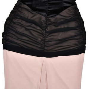 Détail de la taille plissée en mesh noir et de la jupe en satin rose sur la robe