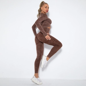 Detail von dunkelbraunem Acid-Wash Yoga-Set mit High-Waist-Leggings und Langarm-Crop-Top