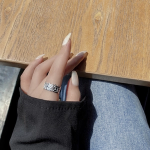 Anello aperto geometrico in argento 925 con trama a lava irregolare indossato sulla mano