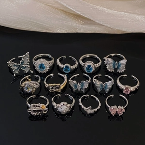 13-teiliges Set aus silberfarbenen Ringen mit blauen Schmetterling- und Mondmotiven