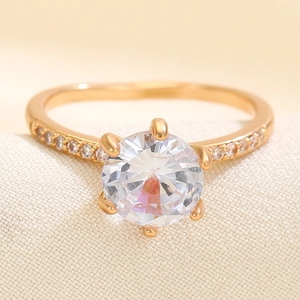 Anillo clásico de oro rosa con seis garras y una gran circonita redonda brillante