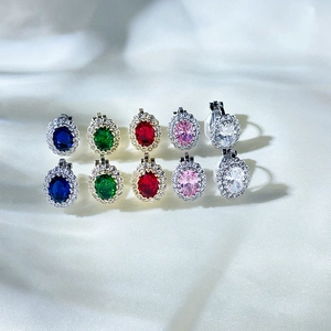 Nahaufnahme funkelnder ovaler Edelstein-Clip-Ohrringe in fünf Farben mit Diamant-Halo