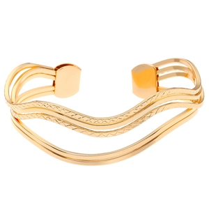 Elegante gouden golvende armband met diagonale textuur en open design voor dames