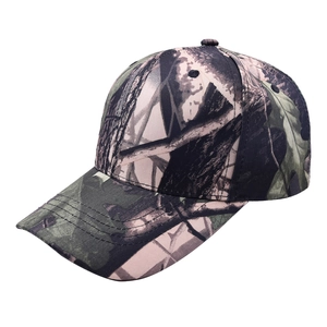 Dettaglio del cappello da baseball mimetico con cuciture e tessuto in twill resistente