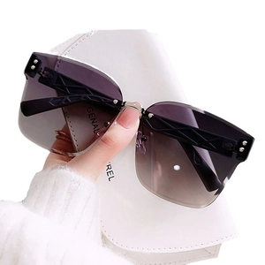 Fashionable rimless oversized sunglasses with gray gradient lenses and quilted temples