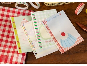 Detail von dekorativem Washi-Tape zur Lochverstärkung für Ringbuchseiten aus Papier