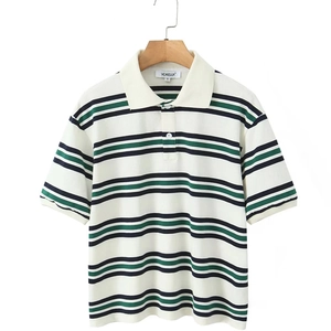Polo ample pour femmes avec rayures horizontales bleu marine et vertes sur fond blanc
