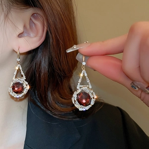 Boucles d'oreilles géométriques vintage avec cristal rouge bordeaux et zircons cubiques