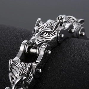 Makroaufnahme von Silber Wolfskopf Relief am Punk Rock Biker Edelstahl Armband für Herren