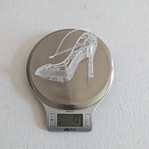 Vue détaillée d'une décoration talon haut en acrylique pesant 19,7 grammes