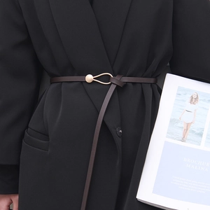 Dettaglio di cintura sottile in pelle PU marrone, elegante fibbia dorata per abito blazer.