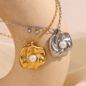 Irreguläre Blume Anhänger Halskette Edelstahl 18K Vergoldet Künstliche Perle Zirkon Retro Eleganter Französischer Stil Schmuck