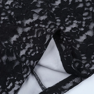 Gros plan sur la dentelle florale noire et doublure grise avec coutures de précision