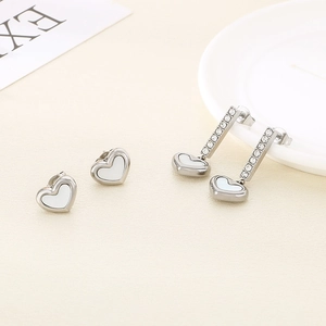 Set di orecchini a cuore in argento con inserti in conchiglia bianca e zirconi lucidi