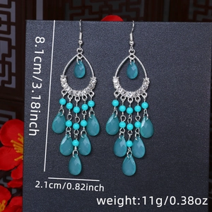 Dettaglio orecchini Boho con nappe con dimensioni di 8,1 cm e un peso di circa 11 g