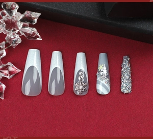 Détails de faux ongles de Noël avec paillettes grises, flocons 3D et strass brillants